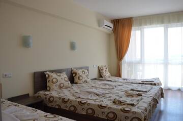 Фото номера Трехместный номер с балконом Отель Hotel Ray г. Созополь 6