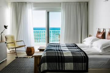 Фото номера Двухместный номер с 1 кроватью и балконом, вид на море Отель Sea Sense Boutique Hotel г. Созополь 3