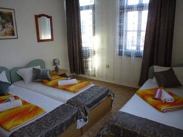 Фото номера Трехместный номер с ванной комнатой Гостевой дом Guest House Zhelevi г. Созополь 11