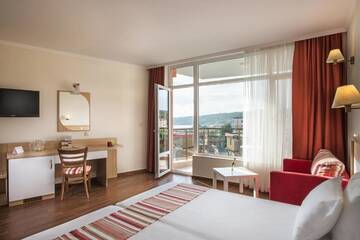 Фото номера Двухместный номер с 2 отдельными кроватями и балконом Отель Hotel Miramar - Half Board г. Созополь 7