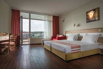 Фото номера Двухместный номер с 2 отдельными кроватями и балконом Отель Hotel Miramar - Half Board г. Созополь 6