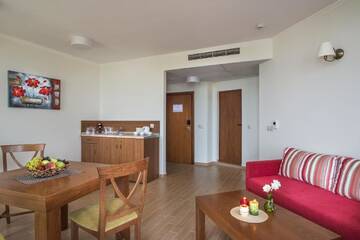 Фото номера Семейный люкс с балконом (для 2 взрослых и 2 детей) Отель Hotel Miramar - Half Board г. Созополь 3