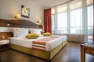 Фото номера Семейный люкс с балконом (для 2 взрослых и 2 детей) Отель Hotel Miramar - Half Board г. Созополь 4