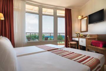 Фото номера Семейный люкс с балконом (для 2 взрослых и 2 детей) Отель Hotel Miramar - Half Board г. Созополь 5