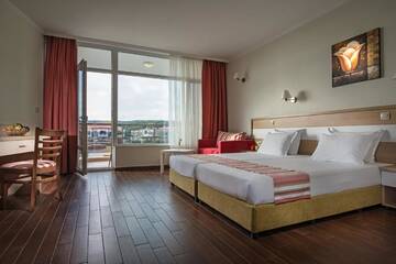 Фото номера Двухместный номер с 2 отдельными кроватями и балконом Отель Hotel Miramar - Half Board г. Созополь 4