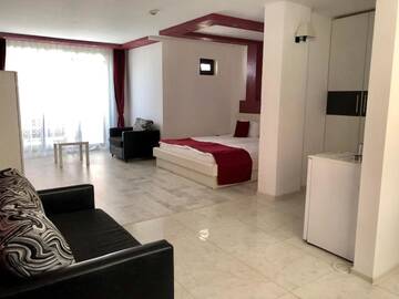 Фото номера Семейный номер Делюкс с балконом Гостевой дом Polina Beach г. Созополь 6