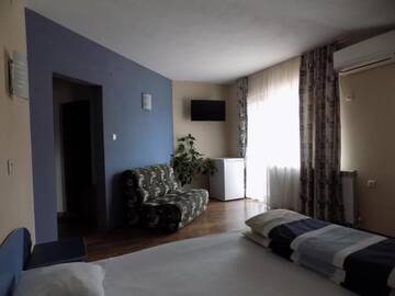 Фото номера Трехместный номер с балконом и видом на море Гостевой дом Zenith Guest House г. Созополь 24