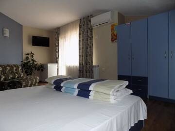 Фото номера Трехместный номер с балконом и видом на море Гостевой дом Zenith Guest House г. Созополь 20