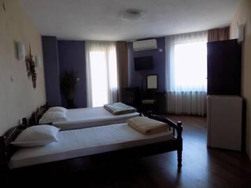 Фото номера Трехместный номер с балконом и видом на море Гостевой дом Zenith Guest House г. Созополь 8