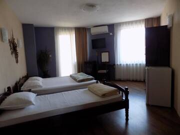 Фото номера Трехместный номер с балконом и видом на море Гостевой дом Zenith Guest House г. Созополь 11