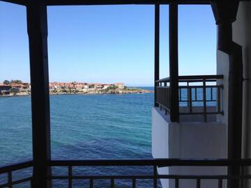 Фото номера Семейный номер с балконом и видом на море Отель Hotel Parnasse г. Созополь 4