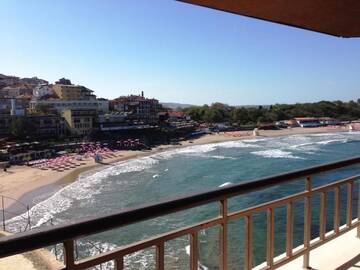 Фото номера Семейный номер с балконом и видом на море Отель Hotel Parnasse г. Созополь 7