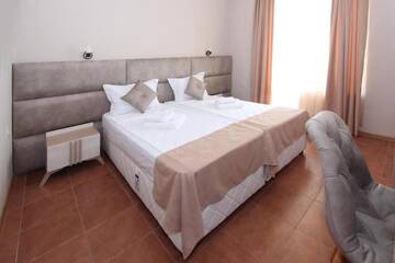 Фото номера Двухместный номер с 2 отдельными кроватями и видом на море Отель PERLA BEACH г. Созополь 5