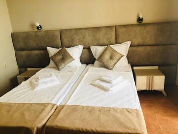 Фото номера Двухместный номер с 2 отдельными кроватями и видом на море Отель PERLA BEACH г. Созополь 9