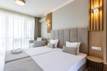 Фото номера Стандартный трехместный номер Отель Selena Beach Hotel г. Созополь 4