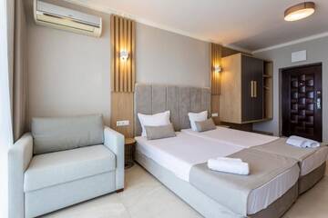 Фото номера Стандартный трехместный номер Отель Selena Beach Hotel г. Созополь 2