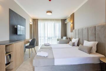 Фото номера Стандартный трехместный номер Отель Selena Beach Hotel г. Созополь 3