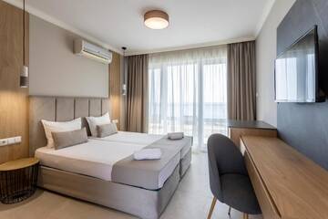 Фото номера Двухместный номер с 1 кроватью и боковым видом на море Отель Selena Beach Hotel г. Созополь 2