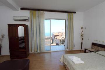 Фото номера Трехместный номер Отель Family Hotel Verona г. Созополь 2