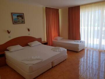 Фото номера Стандартный трехместный номер Отель Hotel Sunny г. Созополь 3