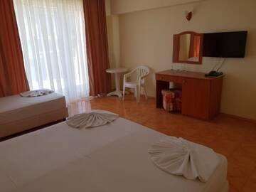 Фото номера Стандартный трехместный номер Отель Hotel Sunny г. Созополь 4