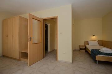 Фото номера Трехместный номер с балконом Отель Hotel Briz г. Созополь 4