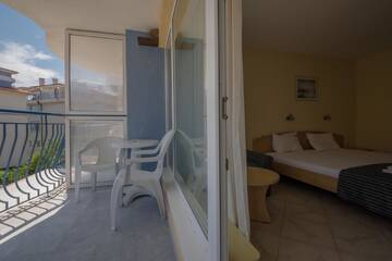 Фото номера Трехместный номер с балконом Отель Hotel Briz г. Созополь 6