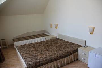 Фото номера Трехместный номер с балконом Отель Family Hotel Victoria г. Созополь 4