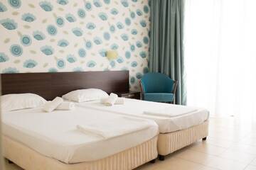 Фото номера Двухместный номер с 1 кроватью, балконом и видом на улицу Отель Ema Hotel г. Созополь 5