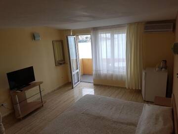 Фото номера Трехместный номер с балконом Отель Family Hotel Alfa Vita г. Созополь 5