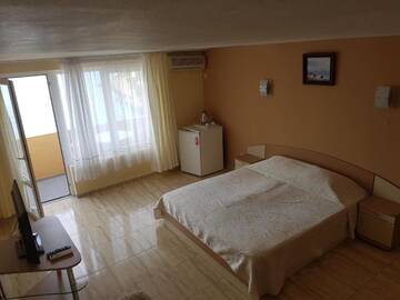 Фото номера Трехместный номер с балконом Отель Family Hotel Alfa Vita г. Созополь 4