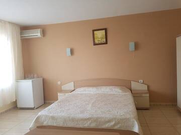 Фото номера Трехместный номер с балконом Отель Family Hotel Alfa Vita г. Созополь 8