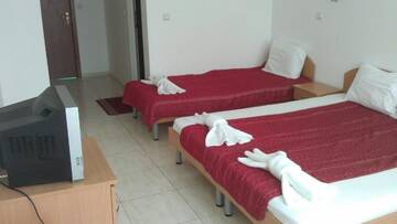 Фото номера Трехместный номер с террасой и видом на море Отель Hotel Lozite г. Созополь 2