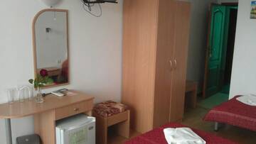 Фото номера Трехместный номер с террасой и видом на море Отель Hotel Lozite г. Созополь 3
