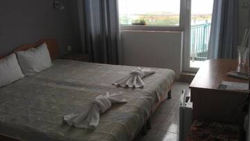 Фото номера Трехместный номер с террасой и видом на море Отель Hotel Lozite г. Созополь 4