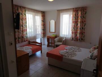 Фото номера Трехместный номер с балконом Отель Family Hotel Sofi г. Созополь 2