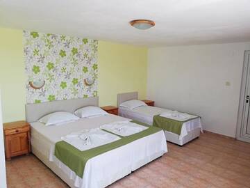 Фото номера Трехместный номер с балконом Отель Family Hotel Sofi г. Созополь 7