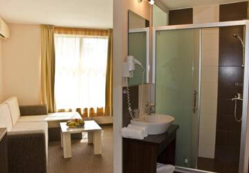 Фото номера Полулюкс (для 2 взрослых и 2 детей) Отель Flagman Hotel г. Созополь 4